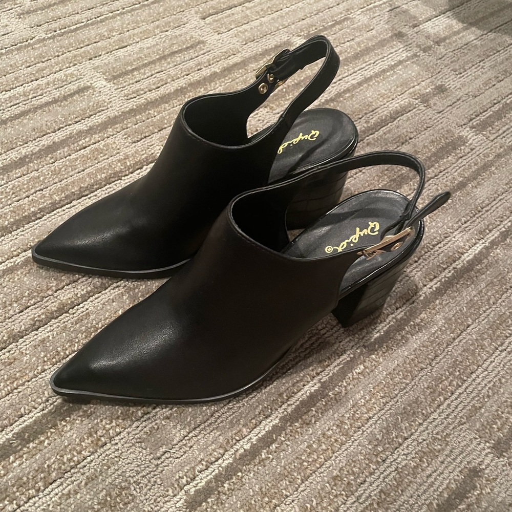 NWOT or box Black size 8 Qupid booties.